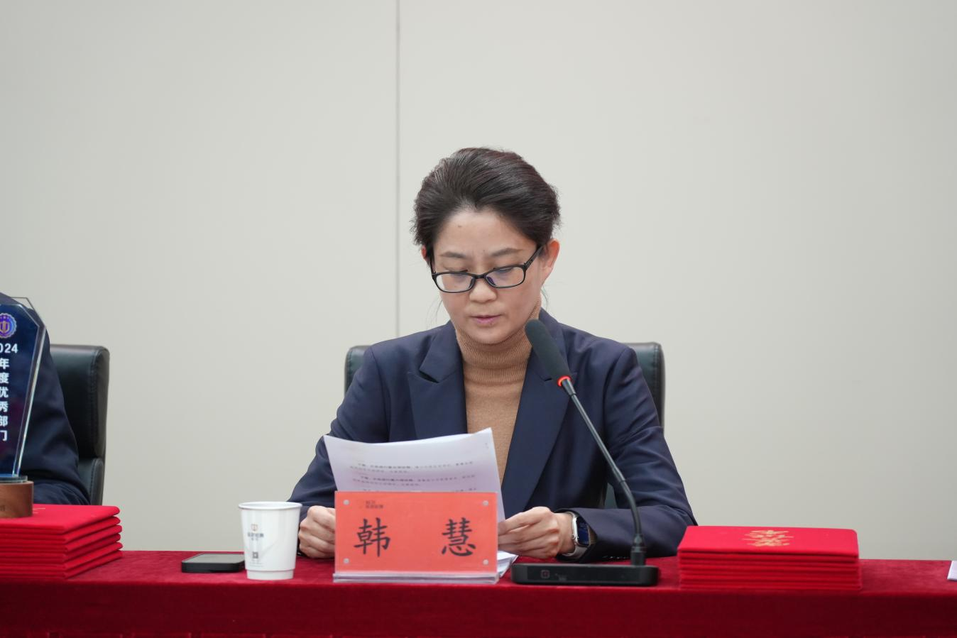 副總經(jīng)理、工會主席韓慧宣讀表彰決定.png